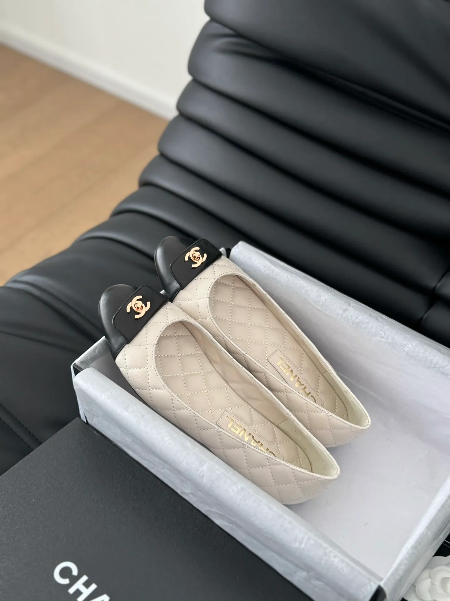 👟👟Ex-factory price 540👟👟 Purchasing-grade Chanel 24B new schoolbag buckle ballet shoes, classic diamond pattern, never tire of it😌 Sheepskin lining on the upper, leather outsole, high flat heel Size: 35-39 Other sizes 40/41/42/43 customized